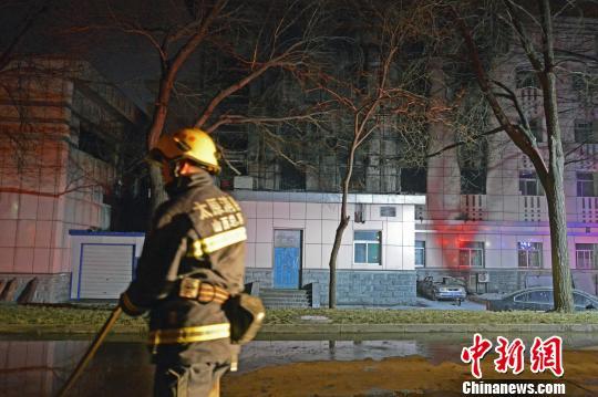 消防员在事故现场灭火。　武俊杰 摄